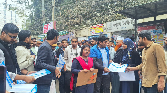 বিভিন্ন সেবা নিয়ে ভর্তিচ্ছুদের পাশে জবি ছাত্রদল