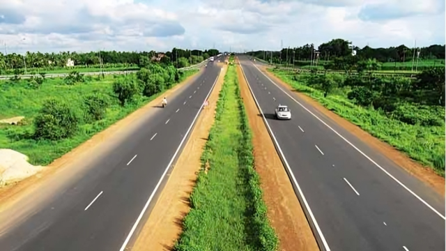 ফাঁকা ঢাকা-চট্টগ্রাম মহাসড়ক, স্বস্তিতে বাড়ি ফিরছে মানুষ