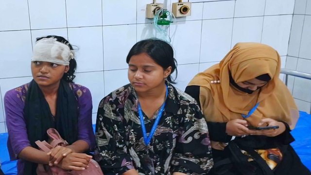 ঢাকা শিক্ষা বোর্ডে লাঠি-পাথর-কাঠ দিয়ে শিক্ষার্থীদের ওপর হামলা