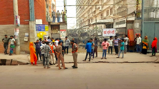 গাজীপুরে ২ পোশাক কারখানায় শ্রমিকদের বিক্ষোভ, কর্মবিরতি