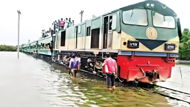 সারা দেশের রেল যোগাযোগ বন্ধ চট্টগ্রামের সঙ্গে