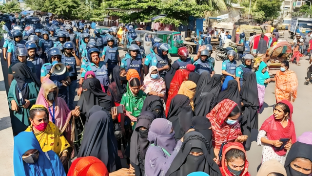 বকেয়া বেতন পরিশোধ না করায় মিরপুরে রাস্তা অবরোধ করে পোশাক শ্রমিকদের বিক্ষোভ