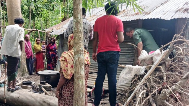 আদালতের নির্দেশনা না মেনে খিচুড়ির আয়োজন করে বিরোধীও জমিতে ঘর উত্তোলন