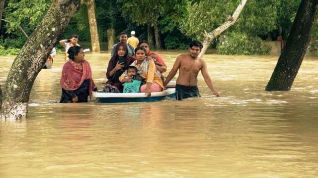 দেশে স্মরণকালের ভয়াবহ বন্যায় বিপর্যস্ত ১২ জেলা, নারীসহ ১৩ জনের মৃত্যু