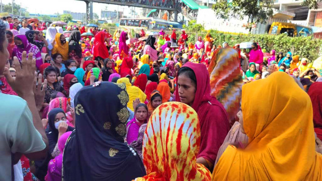 বেতন-ভাতা বাড়ানোসহ নানা দাবিতে মহাসড়কে বিক্ষোভ