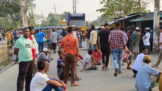 নারায়ণগঞ্জে সড়ক অবরোধ করে শ্রমিকদের বিক্ষোভ