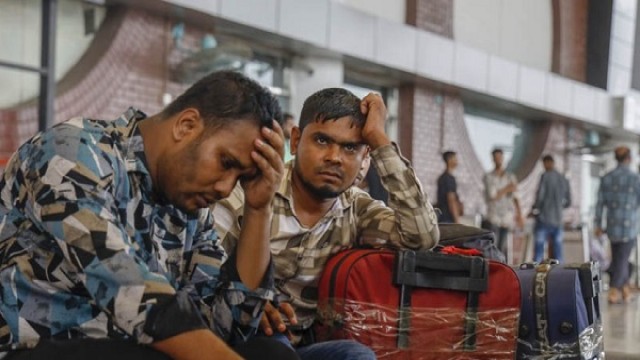 মালয়েশিয়া যেতে না পারা কর্মীদের তথ্য চেয়েছে মন্ত্রণালয়: গণবিজ্ঞপ্তি প্রকাশ