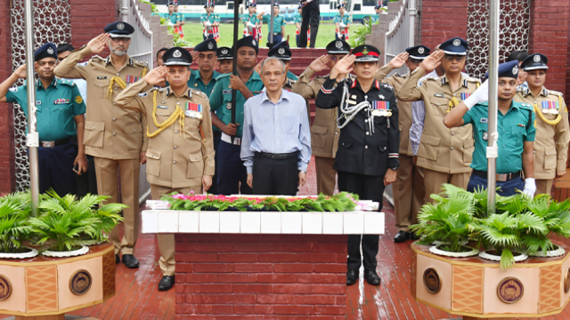 রাজারবাগ পুলিশ স্মৃতিসৌধে স্বরাষ্ট্র উপদেষ্টা এবং আইজিপির শ্রদ্ধা